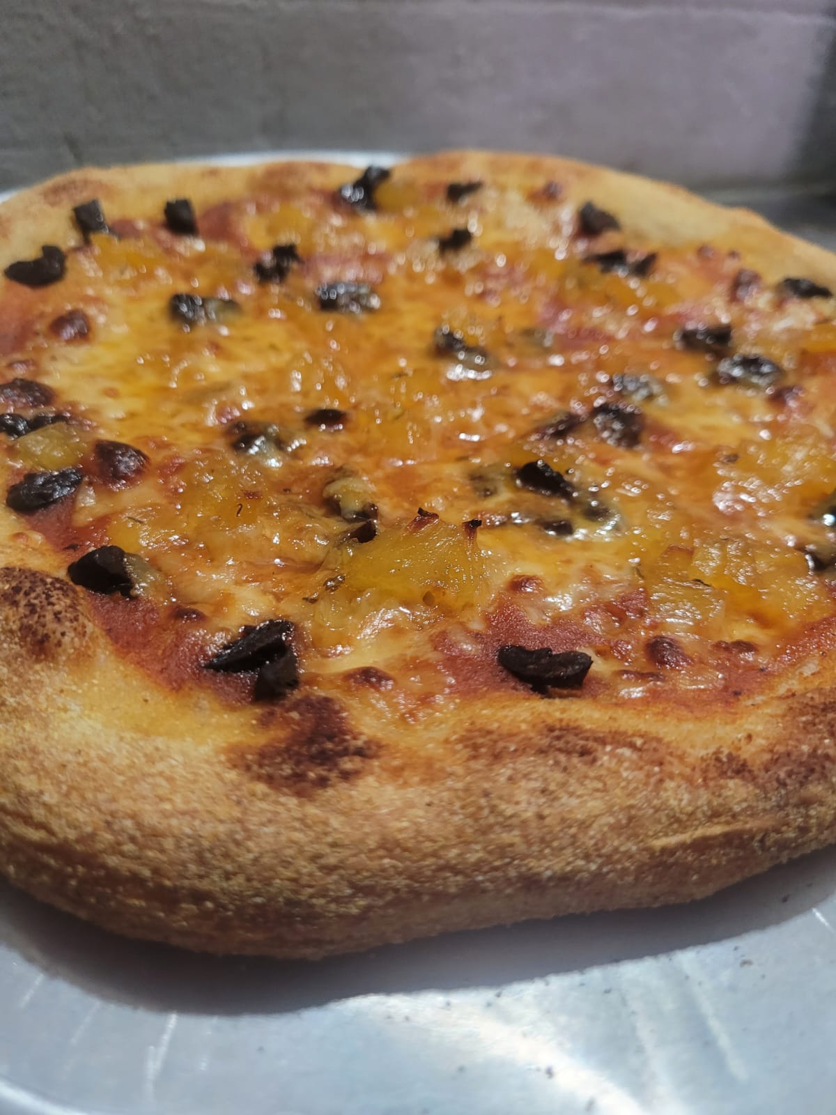 Pizza Tropical artesanal de Fermento en Neiva - Salsa napolitana, mozzarella, piña, ciruela pasa